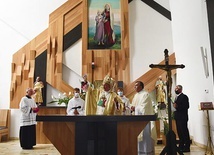 ▲	W ołtarzu zostały złożone relikwie św. Jana Pawła II.