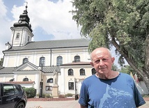 ▲	Przed kościołem w rodzinnej miejscowości.