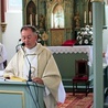 Ks. Piotr Sługocki odmawia modlitwę poświęcenia.