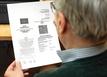 ▲	Zaszczepieni otrzymują specjalny certyfikat.