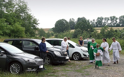Poświęcenie pojazdów i ich właścicieli w parafii Sławików.