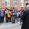 ▲	Przywitanie młodzieży ormiańskiej przez biskupa elbląskiego. 
