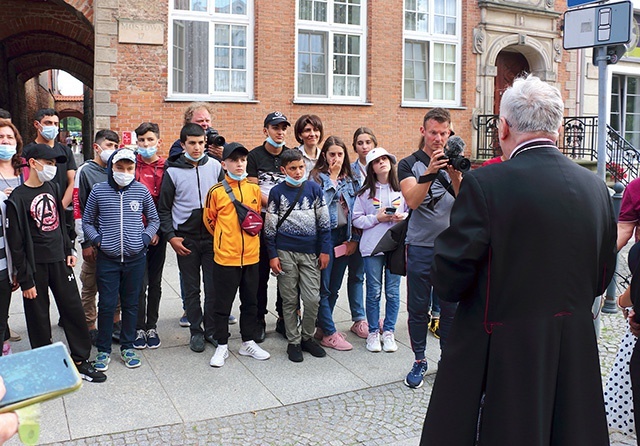 ▲	Przywitanie młodzieży ormiańskiej przez biskupa elbląskiego. 