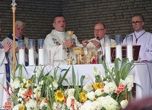 ▲	Na zakończenie odbyła się procesja eucharystyczna wokół kościoła parafialnego,  a później festyn.