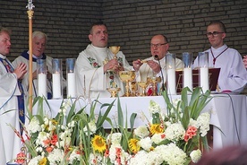 ▲	Na zakończenie odbyła się procesja eucharystyczna wokół kościoła parafialnego,  a później festyn.