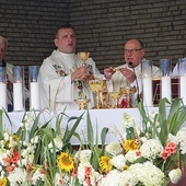 ▲	Na zakończenie odbyła się procesja eucharystyczna wokół kościoła parafialnego,  a później festyn.