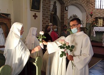 ▲	Parafianie dziękowali zakonnicom za ich obecność. 