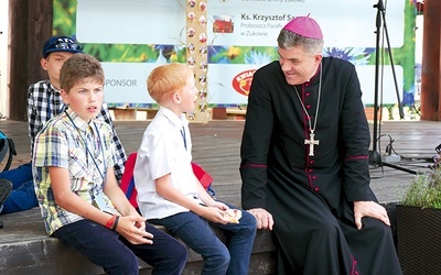 ▲	Biskup Zieliński spotkał się z oazowiczami w czasie dnia wspólnoty.