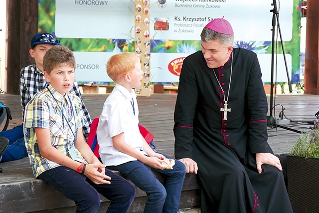 ▲	Biskup Zieliński spotkał się z oazowiczami w czasie dnia wspólnoty.