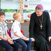 ▲	Biskup Zieliński spotkał się z oazowiczami w czasie dnia wspólnoty.