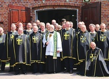 W płockiej komandorii formują się i działają 134 osoby. Na zdjęciu: przed kościołem z proboszczem.