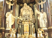 ▲	W głównym ołtarzu wyobrażona jest patronka parafii w towarzystwie Matki Bożej oraz świętych Piotra i Pawła.