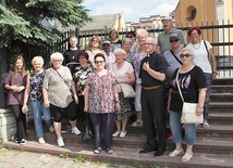 Ks. Jarosław Wojtkun z uczestnikami wycieczki po mieście.