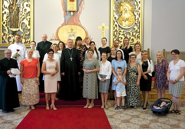 Pamiątkowe zdjęcie absolwentów z bp. Piotrem Turzyńskim. Trzeci z lewej w górnym rzędzie ks. Stanisław Łabendowicz.