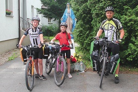 Pan Maciej, Maja i Karol przed wyjazdem z Mielna. Pokonali tego dnia 97 km.