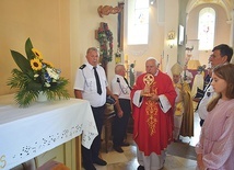 Relikwiarz w kaplicy umieścił proboszcz ks. kan. Jerzy Sobczyk.