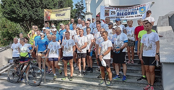 Pamiątkowe zdjęcie przed kościołem.