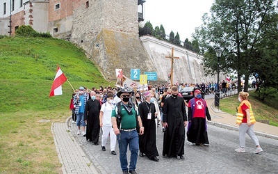 Pielgrzymów pożegna ordynariusz sandomierski bp Krzysztof Nitkiewicz.