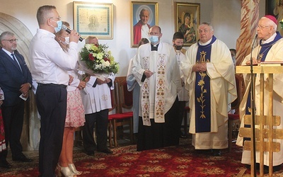 Parafianie prosili biskupa o udzielenie sakramentu bierzmowania młodym oraz o błogosławieństwo rodzin.