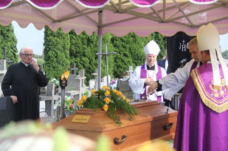 Wola Rogowska. Pogrzeb śp. ks. Teodora Szarwarka