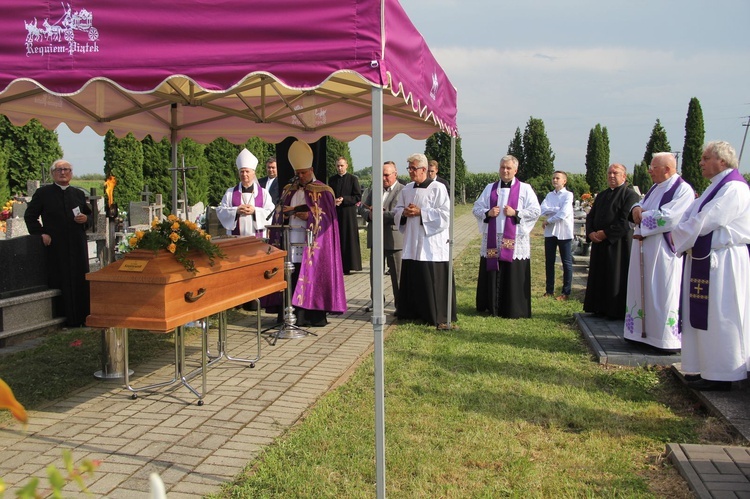 Wola Rogowska. Pogrzeb śp. ks. Teodora Szarwarka