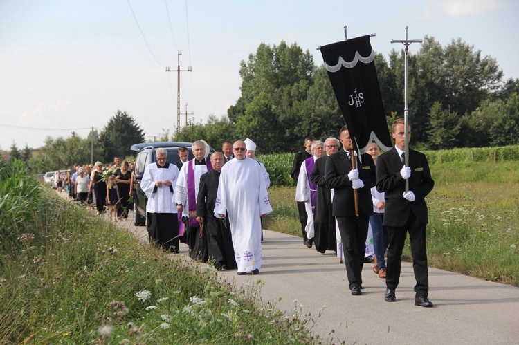 Wola Rogowska. Pogrzeb śp. ks. Teodora Szarwarka