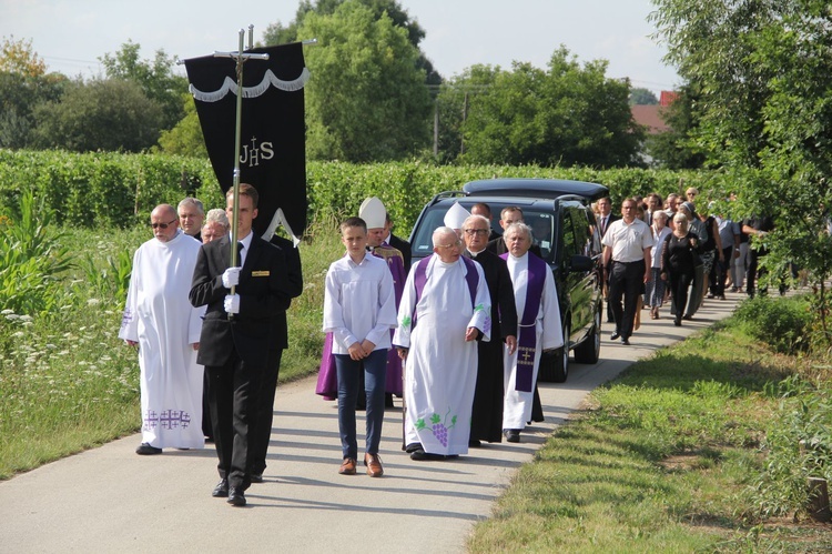 Wola Rogowska. Pogrzeb śp. ks. Teodora Szarwarka