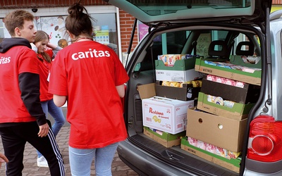 Caritas Polska pomaga osobom niedożywionym we współpracy ze sklepami i producentami żywności.