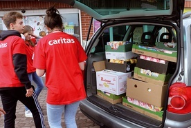 Caritas Polska pomaga osobom niedożywionym we współpracy ze sklepami i producentami żywności.