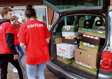 Caritas Polska pomaga osobom niedożywionym we współpracy ze sklepami i producentami żywności.
