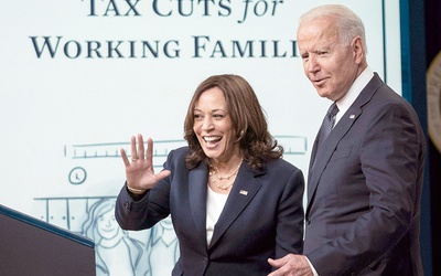 Prezydent Joe Biden i wiceprezydent Kamala Harris zapowiedzieli comiesięczne wsparcie finansowe dla rodzin z dziećmi. Pomoc pieniężną otrzyma około 60 mln amerykańskich dzieci.