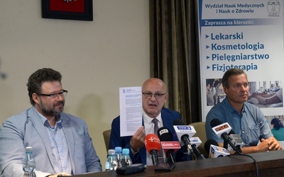 Dokument Polskiej Komisji Akredytacyjnej pokazuje prof. Sławomir Bukowski. Z lewej prof. Leszek Markuszewski.