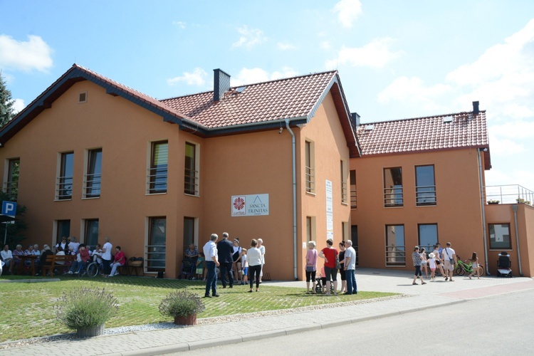 Gorzów Śląski. Poświęcenie busa dla seniorów