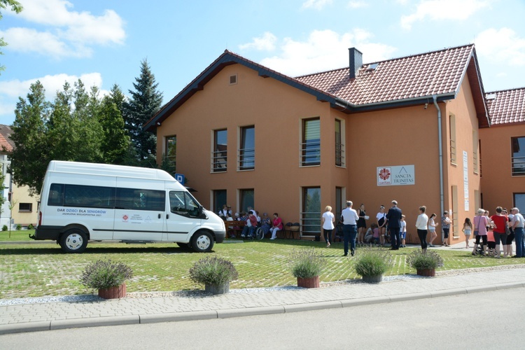 Gorzów Śląski. Poświęcenie busa dla seniorów