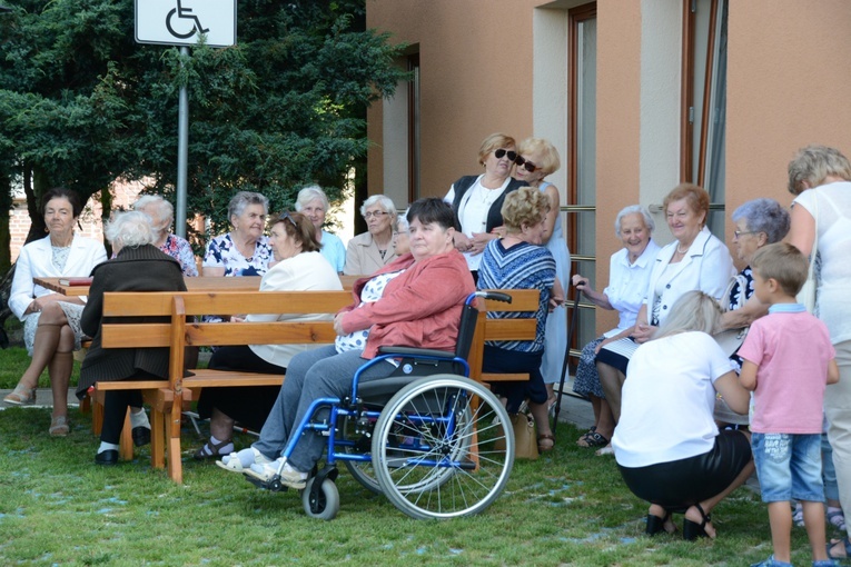 Gorzów Śląski. Poświęcenie busa dla seniorów