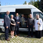 Gorzów Śląski. Poświęcenie busa dla seniorów