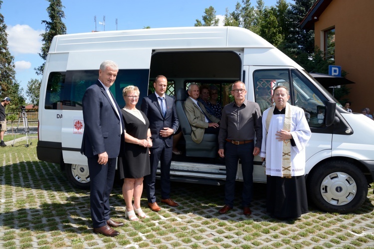 Gorzów Śląski. Poświęcenie busa dla seniorów