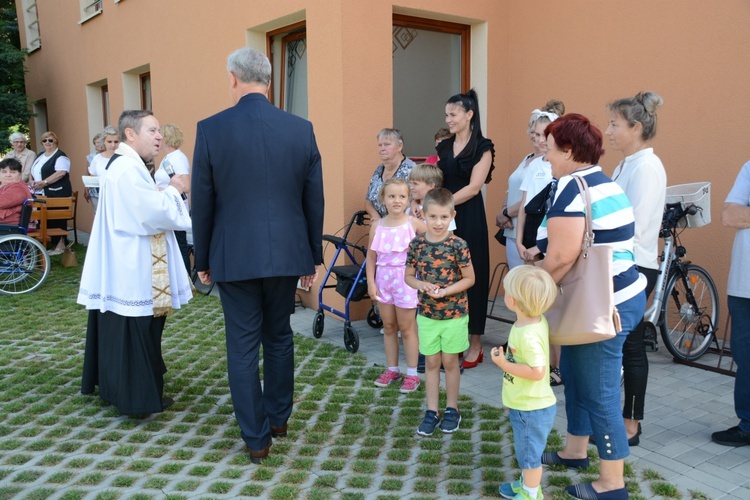 Gorzów Śląski. Poświęcenie busa dla seniorów