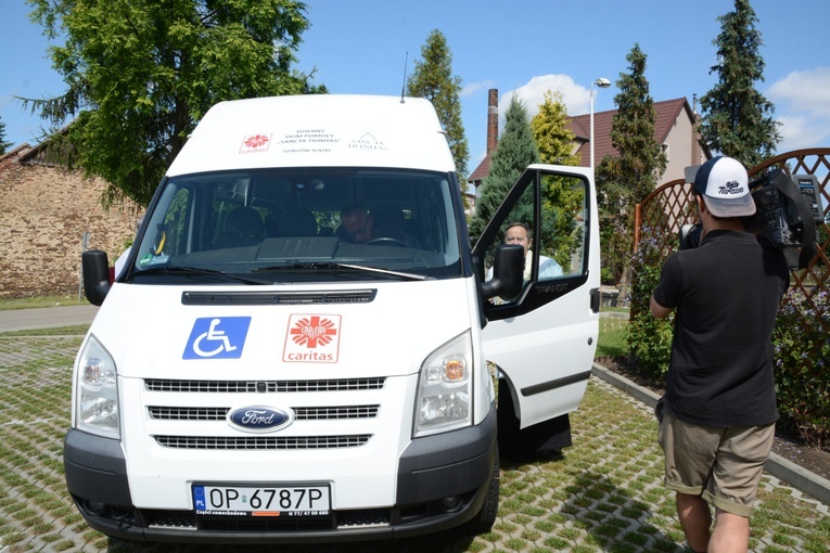 Gorzów Śląski. Poświęcenie busa dla seniorów