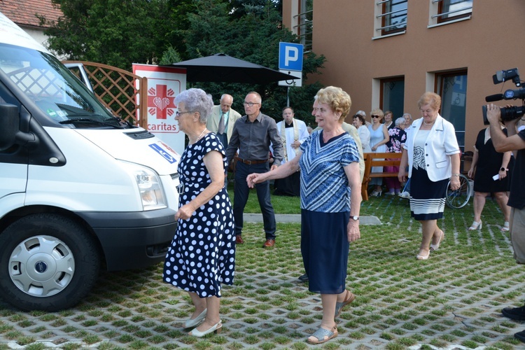 Gorzów Śląski. Poświęcenie busa dla seniorów