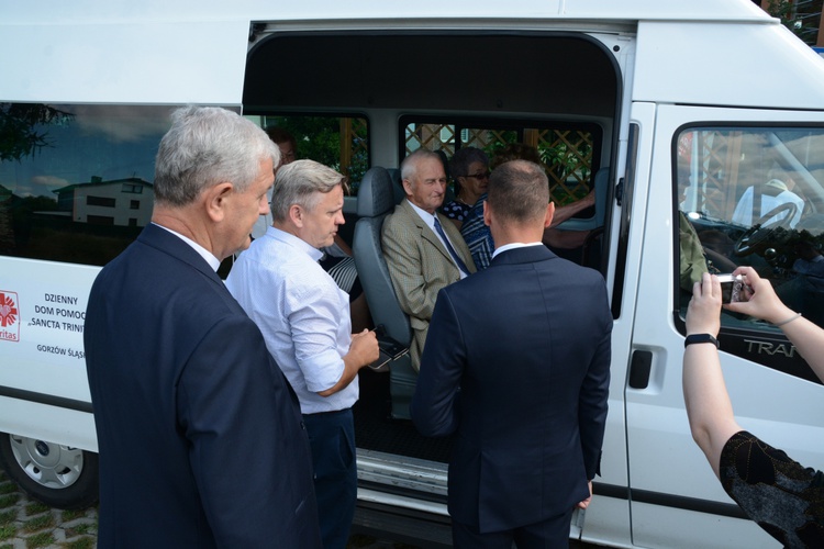 Gorzów Śląski. Poświęcenie busa dla seniorów