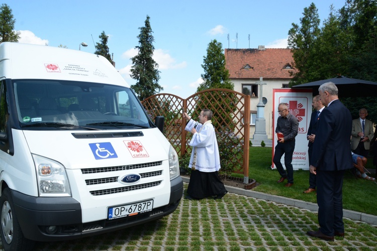 Gorzów Śląski. Poświęcenie busa dla seniorów