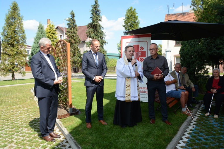 Gorzów Śląski. Poświęcenie busa dla seniorów