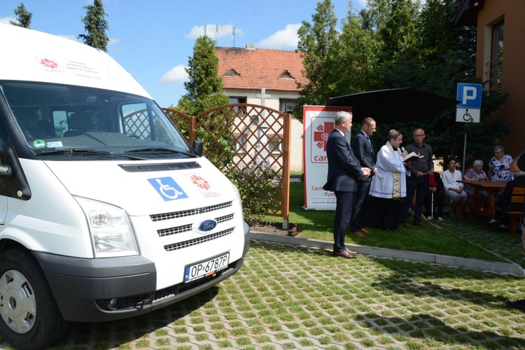 Gorzów Śląski. Poświęcenie busa dla seniorów