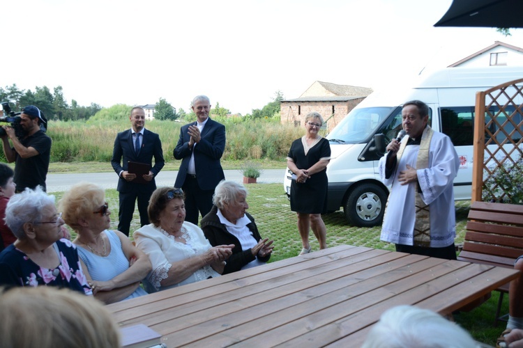 Gorzów Śląski. Poświęcenie busa dla seniorów