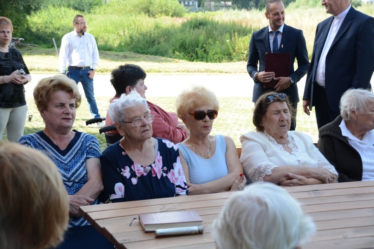 Gorzów Śląski. Poświęcenie busa dla seniorów