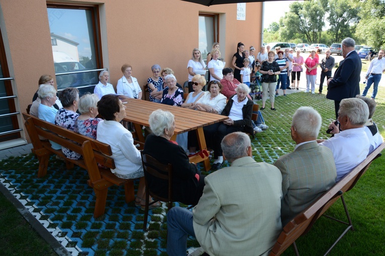Gorzów Śląski. Poświęcenie busa dla seniorów