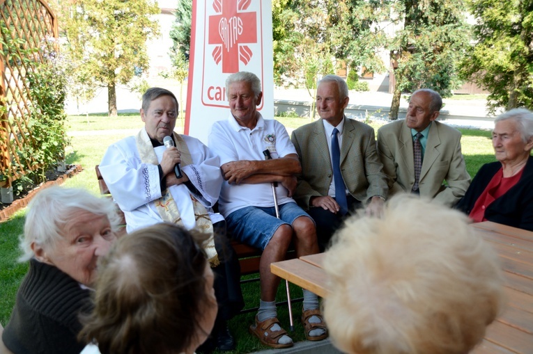 Gorzów Śląski. Poświęcenie busa dla seniorów