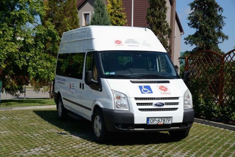 Gorzów Śląski. Poświęcenie busa dla seniorów