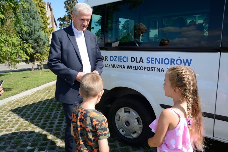 Gorzów Śląski. Poświęcenie busa dla seniorów